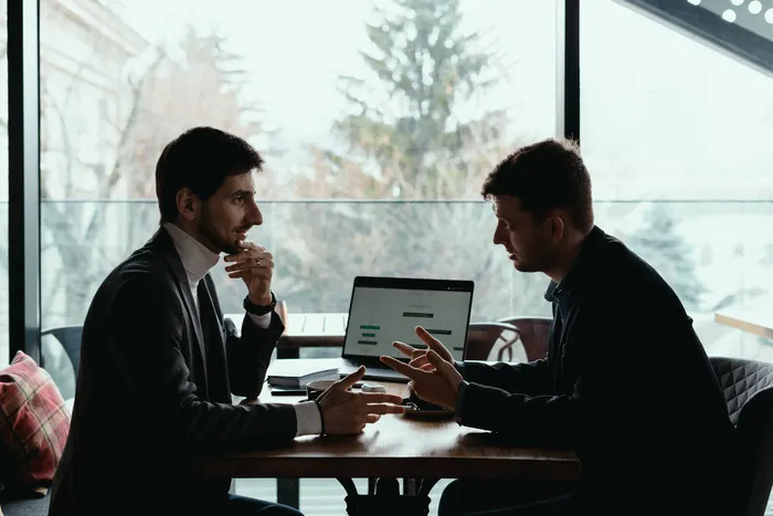 两个年轻的商人在餐馆里开了个会。