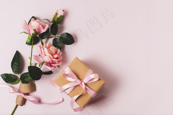 带玫瑰花束的礼物