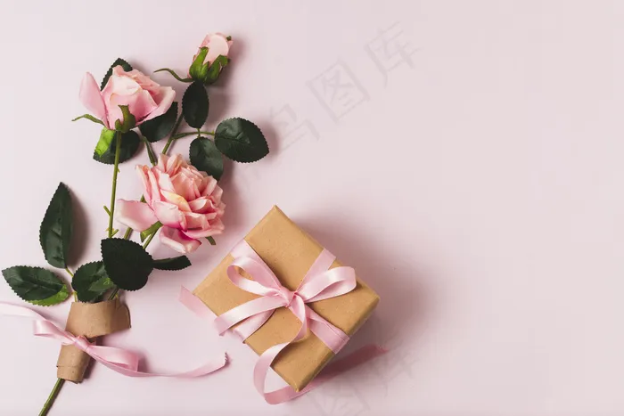 带玫瑰花束的礼物