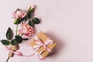 带玫瑰花束的礼物