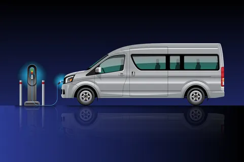 电动货车在充电站充电。电动汽车。在蓝黑背景下孤立。