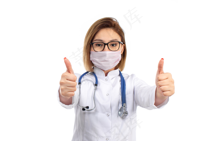 一位年轻女医生穿着白色的医疗服，戴着白色的防护面罩，戴着白色的防护面具，在白色的上面摆出一个标志