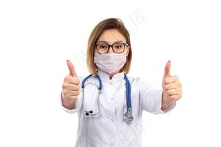 一位年轻女医生穿着白色的医疗服，戴着白色的防护面罩，戴着白色的防护面具，在白色的上面摆出一个标志