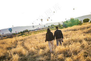 热气球情侣麦田