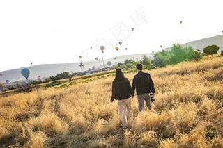 热气球情侣麦田