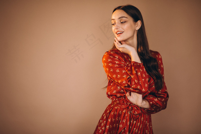 穿着漂亮衣服的年轻女子