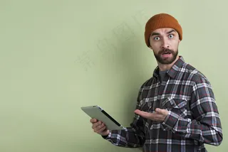 迷茫男子举碑侧视图