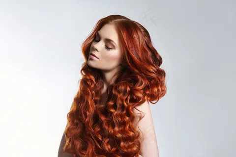 创意亮丽的女性头发着色，精心呵护发根。