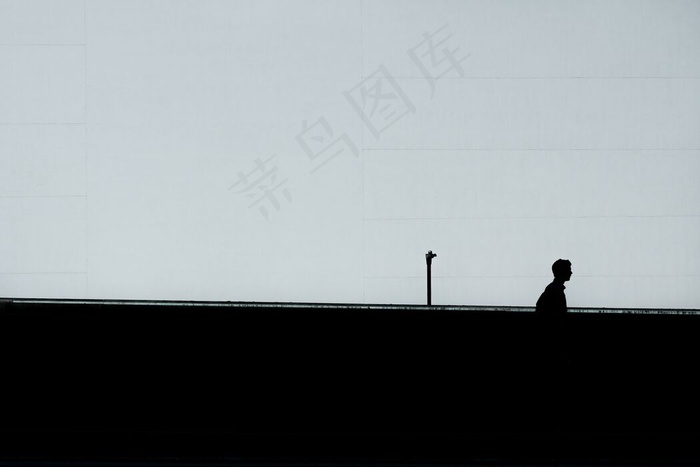 晴空下孤独男性的横向轮廓