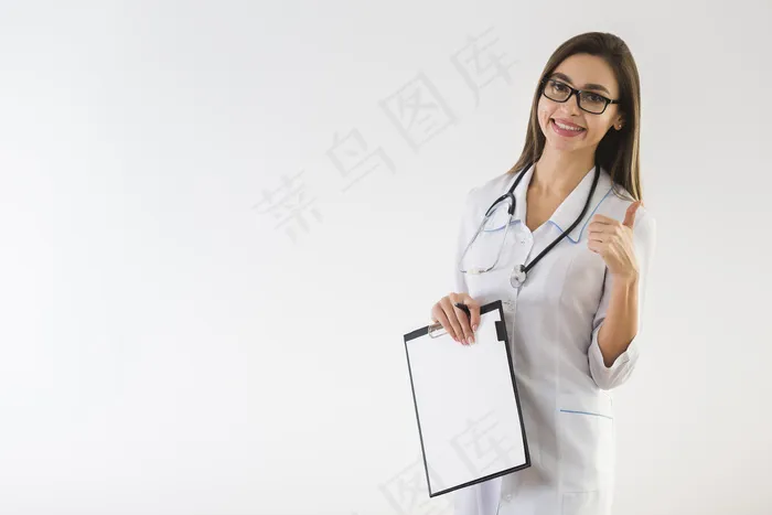 年轻漂亮的医生拿着一个剪贴板