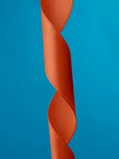 蓝色背景上的红色丝带