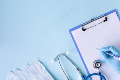 蓝色背景下的医学概念。听诊器，药片，药片，记事本，纸，笔。医用手套。医用面罩。复制空间