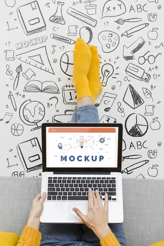 特写女人在笔记本电脑上工作