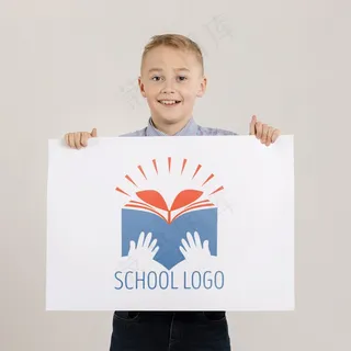 举着模型样机标牌的快乐男孩的肖像