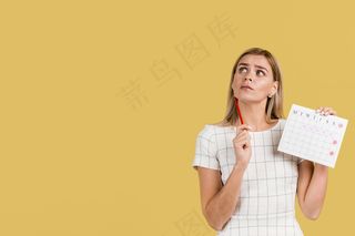 前视图女性显示她的月经日历和复印空间