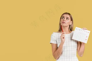 前视图女性显示她的月经日历和复印空间