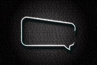 现实的霓虹灯复古演讲泡泡标志装饰和覆盖在墙上的背景。