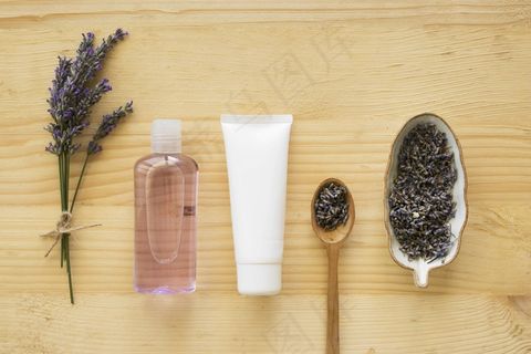 薰衣草花和奶油的排列