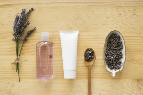 薰衣草花和奶油的排列