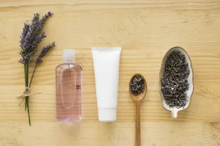 薰衣草花和奶油的排列