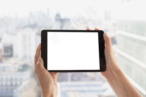 浅色背景手持式平板电脑