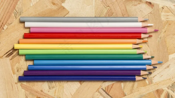 彩虹色铅笔的排列