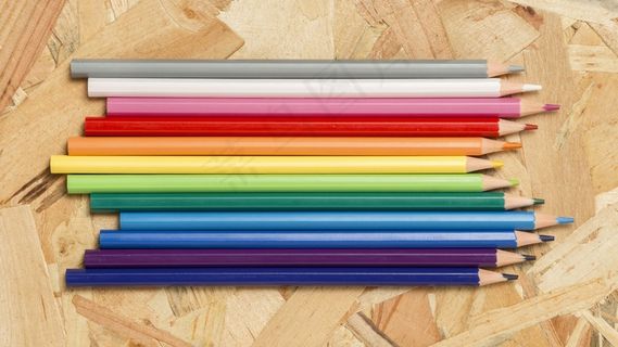 彩虹色铅笔的排列