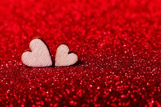 明亮的红色背景上的木制心形图案，作为节日装饰