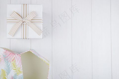 白色木质背景礼品盒顶视图，带复印空间