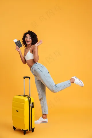 一位快乐的年轻非洲妇女的全幅肖像画