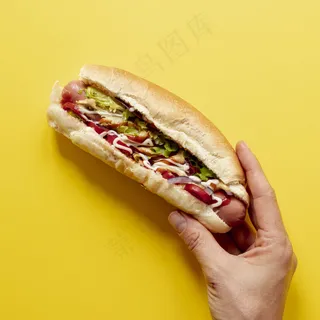 特写拿热狗的人