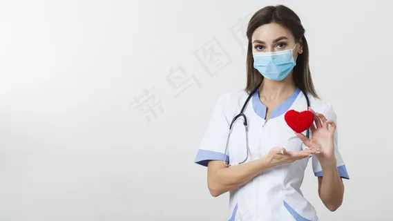 女医生抱着一颗毛绒绒的心,有着复制空间 女医生抱着一颗毛绒绒的心,有着复制空间