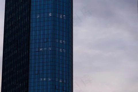 德国法兰克福，多云的天空下，玻璃幕墙中的高层摩天大楼
