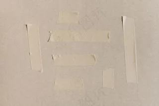 混凝土墙上的白色胶带