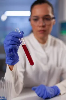 专业化学家手中的血液试管 专业化学家手中的血液试管