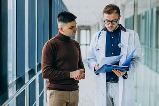 医生在诊所和病人谈话