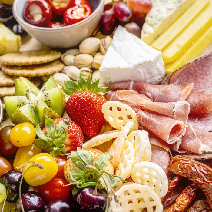 冷盘、新鲜水果和奶酪的熟食板