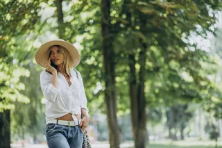 公园里散步的年轻女子