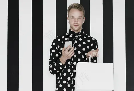 拿着智能手机看镜头的男人