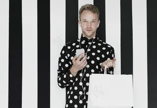 拿着智能手机看镜头的男人