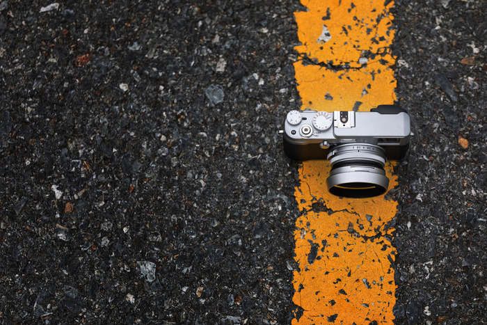 背景为(bokeh)散景的公路摄像机