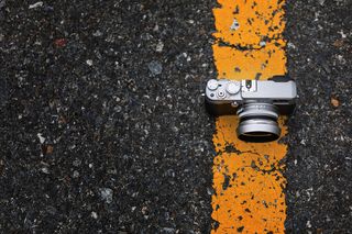 背景为(bokeh)散景的公路摄像机