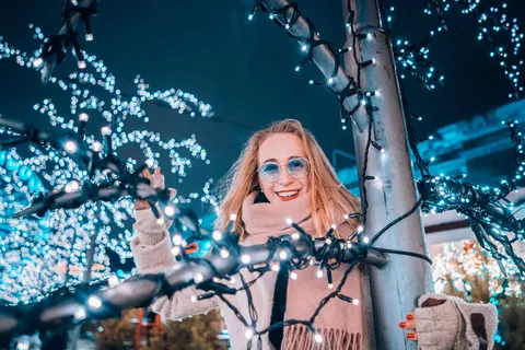 女孩在装饰好的树上摆姿势