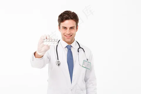 一位自信的年轻男医生的画像 一位自信的年轻男医生的画像