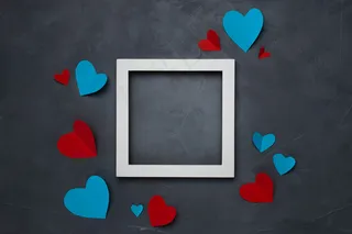 灰色纹理背景上带红心的方形白色空框，带复印空间