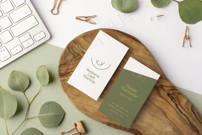 木头和键盘上的顶视图名片psd模版下载