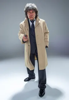 黑烟背景下带枪的高级警官