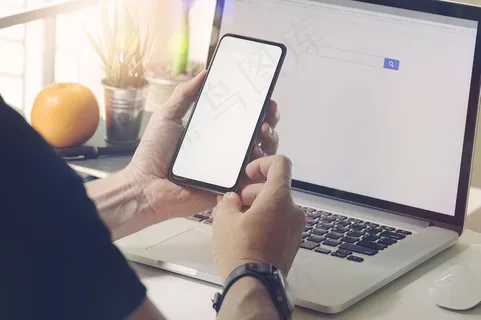 男人坐着用移动智能手机。