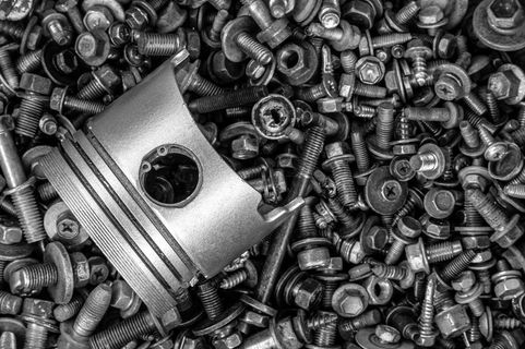 一个大的金属螺丝钉，从新的汽车顶部的螺丝钉，尺寸不同。