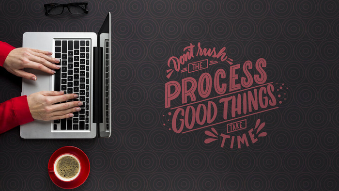 办公桌实物模型样机，配备笔记本电脑工作人员